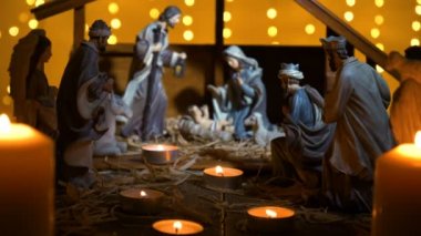 İsa'nın Doğum sahnesi atmosferik ışıklar ve mum. İsa Mesih'in Doğum Mary ve Joseph rakamları ile istikrarlı bir. Noel sahne. 4 k vurdu dolly