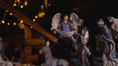Atmosferik ışıkları ile İsa'nın Doğum sahnesi. İsa Mesih'in Doğum Mary ve Joseph rakamları ile istikrarlı bir. Noel sahne. 4 k vurdu dolly