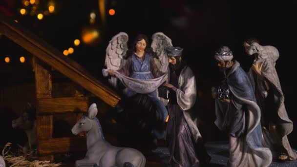 耶稣基督降生的场景与大气的灯光 耶稣基督出生在一个稳定与玛丽和约瑟夫数字 圣诞场面 多莉射击4K — 图库视频影像