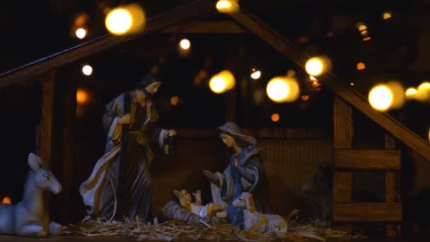 耶稣基督耶稣诞生的场景与大气的光 耶稣基督与马利亚和约瑟夫的人物一起在马厩里出生 圣诞节的场景 — 图库视频影像