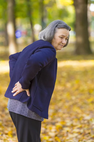 Ältere Frau Mit Rückenschmerzen Herbstlichen Stadtpark Unglückliche Seniorin Verspürt Schmerzen — Stockfoto