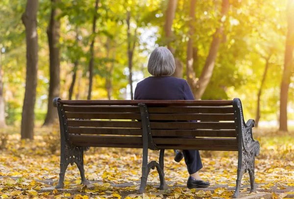 Una Anciana Sentada Banco Parque Otoño Mujer Solitaria Anciana Sentada — Foto de Stock