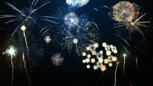 leuchtend buntes Feuerwerk zum Neujahrsfest und anderen Ereignissen auf dunkelblauem Hintergrund. 4k