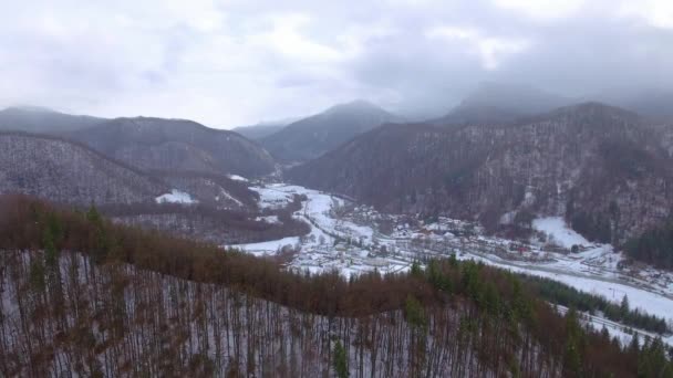 Sneeuw Vallen Klein Dorpje Bergen Panorama Van Winter Luchtfoto Video — Stockvideo