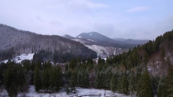 Vidéo Aérienne Panorama Hivernal Dans Les Montagnes Par Temps Nuageux — Video