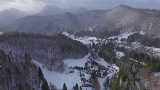 Neige Tombant Sur Petit Village Montagne Panorama Hivernal Vidéo Aérienne — Video