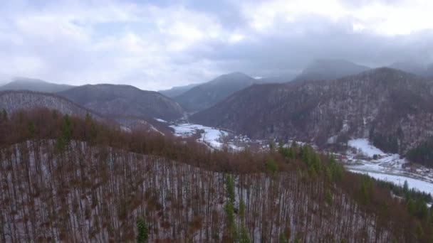 Luchtfoto Beeldmateriaal Van Klein Dorpje Bergen Winter — Stockvideo