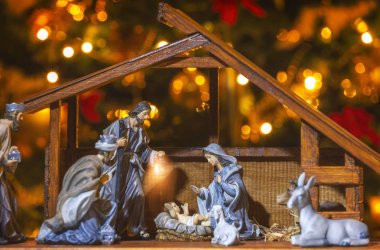 İsa, Meryem, Yusuf ve koyunların da içinde olduğu heykelcikli Noel Ahırı sahnesi. Annene odaklan.!