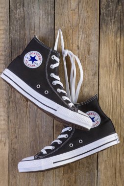 Galati, Romanya - 29 Şubat 2015: tahta çiviye asılı siyah Converse spor ayakkabı.