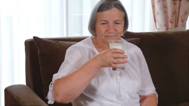 Panela Senhora Sênior Bebendo Copo Leite Fresco Com Sorriso Apreciação — Vídeo de Stock