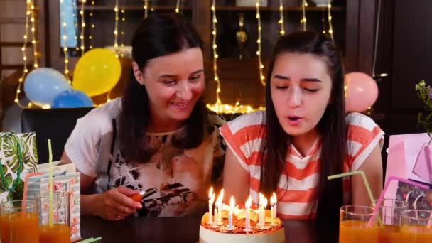 Joyeux Adolescent Fille Mère Avec Gâteau Anniversaire Fête Anniversaire Allumer — Video