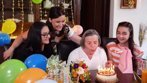 Pan Starszy Matki Córka Wnuczki Dmuchanie Świeczki Tort Urodzinowy Imprezie — Wideo stockowe