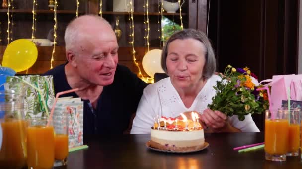 Feliz Pareja Mayor Fiesta Cumpleaños Mujer Mayor Soplando Velas Pastel — Vídeo de stock