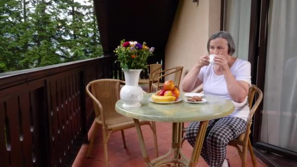 Pan Van Senior Vrouw Haar Koffie Drinken Ontspannen Het Terras — Stockvideo