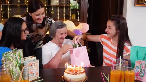 Mãe Sênior Com Filha Netas Com Flores Presente Festa Aniversário — Vídeo de Stock