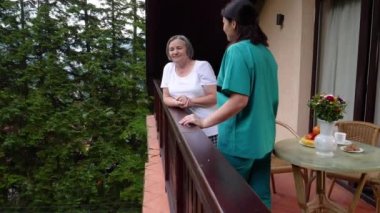 Gülümseyen yaşlı kadın onun yardım Huzurevi bakım merkezi ile vakit Pan. Yavaş hareket 4k