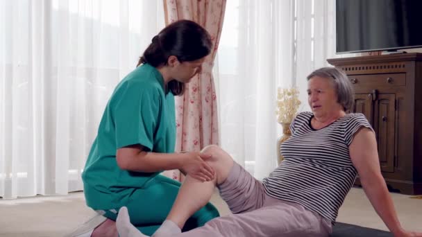 Krankenschwester Gibt Einer Seniorin Einem Altenheim Eine Beinmassage Physiotherapeutin Krankenschwester — Stockvideo