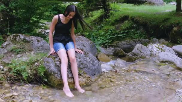 Schöne Teenager Mädchen Die Sich Sommer Mit Ihren Füßen Flusswasser — Stockvideo