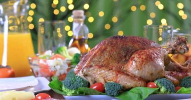 Kavrulmuş hindi şenlikli masa çekim sebze ile süslenmiş. Akşam yemeği için kavrulmuş hindi ile Şükran günü kutluyor. Dolly 4k vurdu