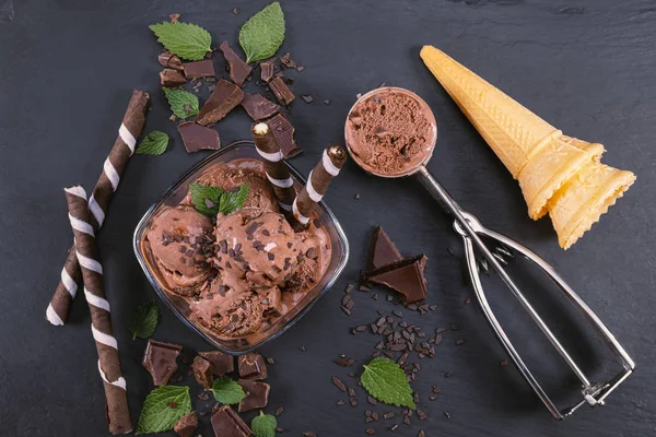 Scoops chocolate ice cream in glass bowl — Stock Photo, Image
