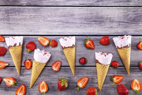 Ice cream cones with strawberry — Stock Photo, Image