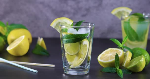 将健康的新鲜柠檬水与冰和薄荷从水壶放入玻璃中 在桌子上健康饮酒 多利射门4K — 图库视频影像