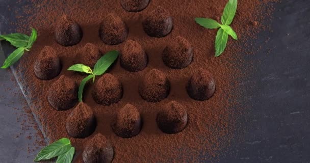Top Uitzicht Van Heerlijke Chocolade Truffels Bespimpeld Met Cacao Leisteen — Stockvideo