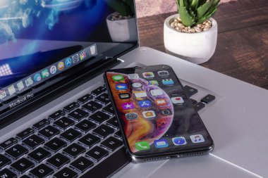 macbook Pro 15 üzerinde iphone X