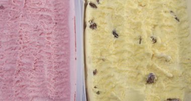 4k kutuda çilek vanilya ve nane aromaları ile dondurma üst görünümü