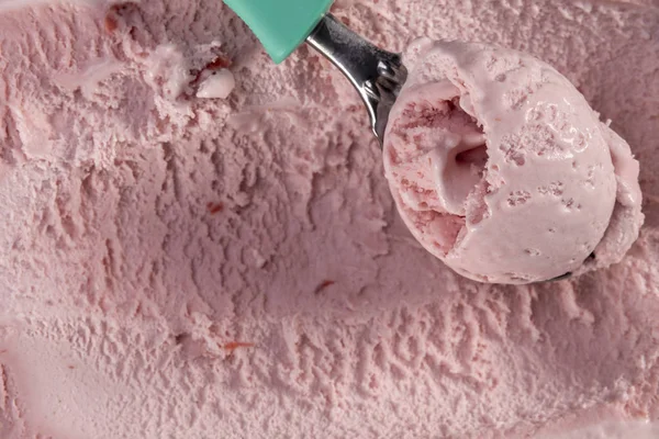 Helado de fresa con cuchara —  Fotos de Stock