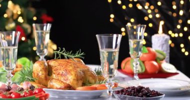 Kavrulmuş tavuk Noel ağacı yakınında şampanya ile Noel şenlikli masada servis edilmesi için hazır. Dolly 4k atış