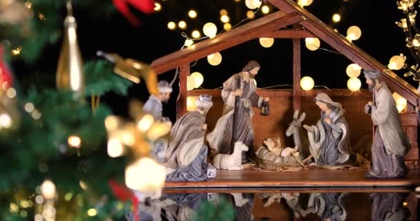 Jesus Cristo Presépio Com Luzes Atmosféricas Perto Árvore Natal Cena — Vídeo de Stock