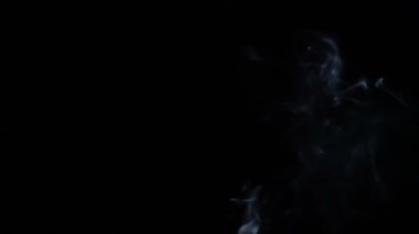 Siyah arka plandaki küçük dumanı mumla. Yavaş çekim