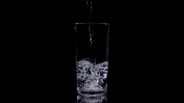Fylla Ett Glas Med Färskt Mineralvatten Svart Bakgrund Friskt Drickande — Stockvideo