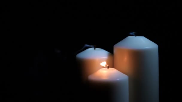 Tre Candele Spente Con Fumo Fondo Nero — Video Stock