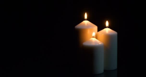 Τρία Λευκά Κεριά Καίγονται Μαύρο Φόντο 4Ια — Αρχείο Βίντεο
