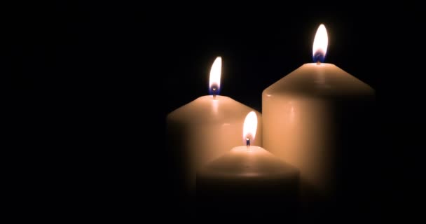 Drei Weiße Kerzen Brennen Auf Schwarzem Hintergrund — Stockvideo