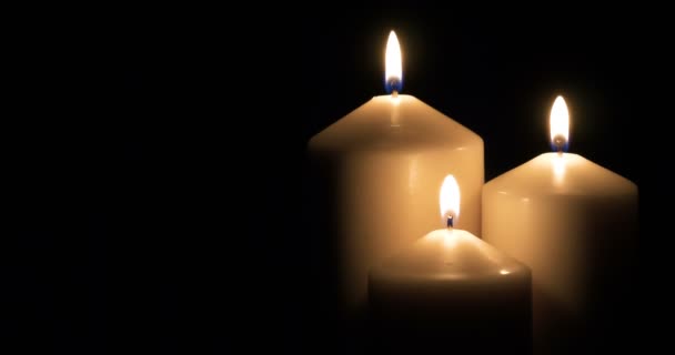 Drei Weiße Kerzen Brennen Auf Schwarzem Hintergrund — Stockvideo