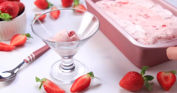 Scavare Gelato Alla Fragola Fatto Casa Servire Sano Delizioso Gelato — Video Stock