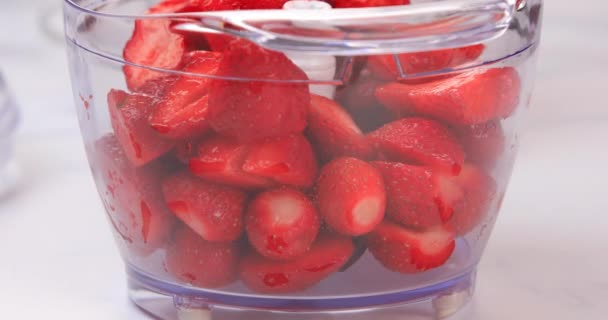 Frische Erdbeeren Der Küchenmaschine Gesundes Essen Und Trinken — Stockvideo
