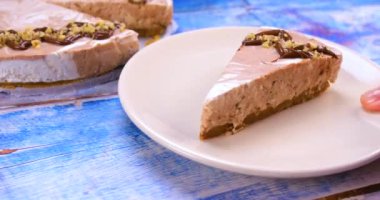 Ev yapımı çikolatalı cheesecake servis ediyorum. Çikolatalı yoğurtlu kek servis edilmeye hazır. 4k yakınlaştır
