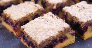 Ev yapımı yaban mersinli kek hazır. Dolly 4K 'yı vurdu.