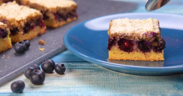 Servieren Sie Ein Stück Hausgemachten Heidelbeerkuchen Essen Köstlichen Blaubeerkuchen Gebacken — Stockvideo