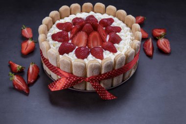 Siyah arka planda ev yapımı çilekli tiramisu keki. Çileklere odaklan.