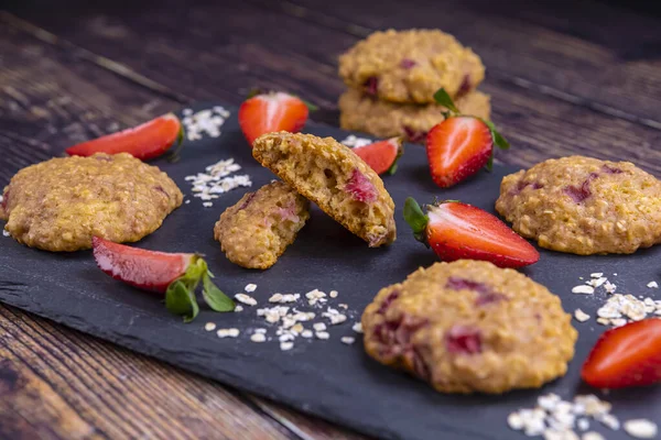 Biscoitos Caseiros Aveia Morango Ardósia Pedra Preta — Fotografia de Stock