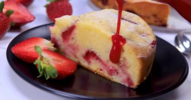 Lezzetli ev yapımı pastada çilek sosu akıyor. Konsepti yemeye hazır tatlı. Dolly 4K 'da yakınlaştır.