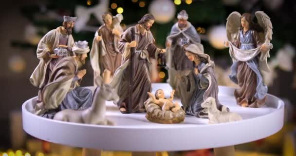 Jesus Cristo Presépio Com Luzes Atmosféricas Frente Árvore Natal Mesa — Vídeo de Stock