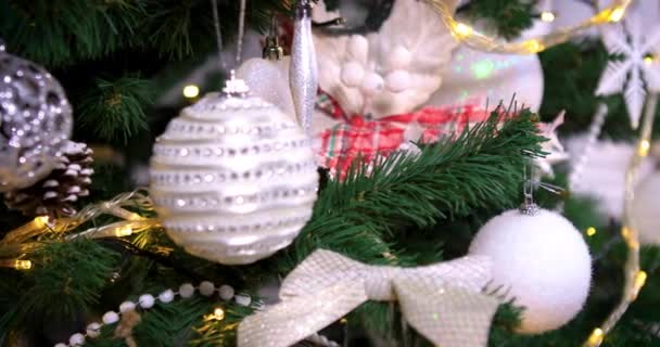 Σκηνή Της Γεννήσεως Του Ιησού Χριστού Κοντά Στο Χριστουγεννιάτικο Δέντρο — Αρχείο Βίντεο