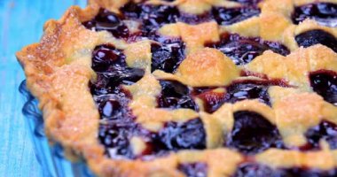 Ev yapımı vişneli turta tereyağlı, yumuşak bir turta kabuğu ve sulu kiraz dolgusu içerir. Ev yapımı vişneli turta fırından yeni çıktı. 4k