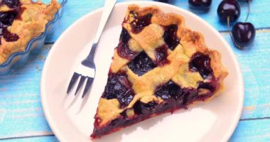 Lezzetli ev yapımı vişneli turta tereyağlı yumuşak bir turta ve sulu kiraz dolgusu içerir. Tatlı servis edilmeye hazır. 4k